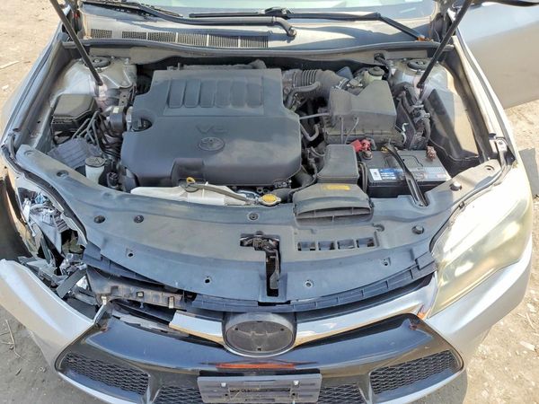 2015 TOYOTA CAMRY — Engine bay