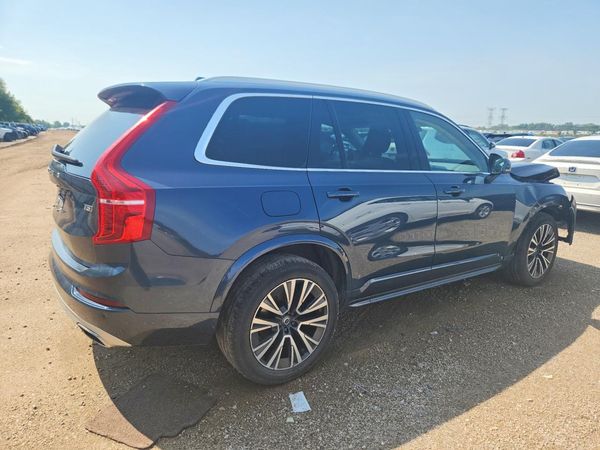 2021 VOLVO XC90 Momentum