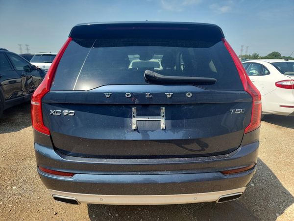2021 VOLVO XC90 Momentum