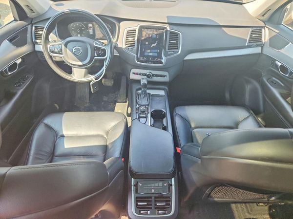 2021 VOLVO XC90 Momentum