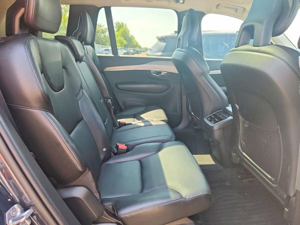 2021 VOLVO XC90 Momentum
