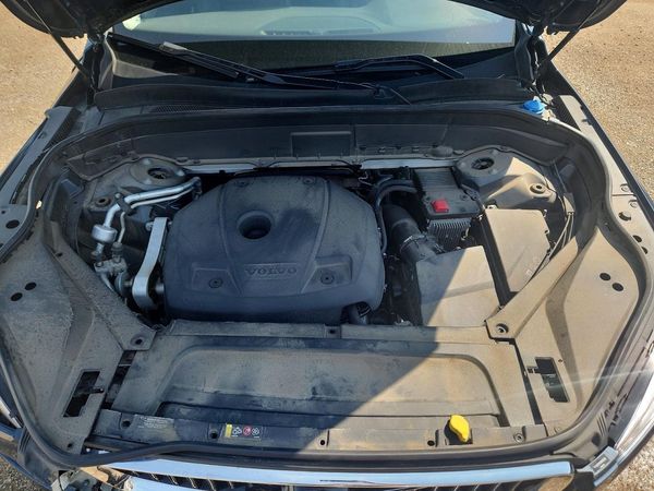 2021 VOLVO XC90 Momentum