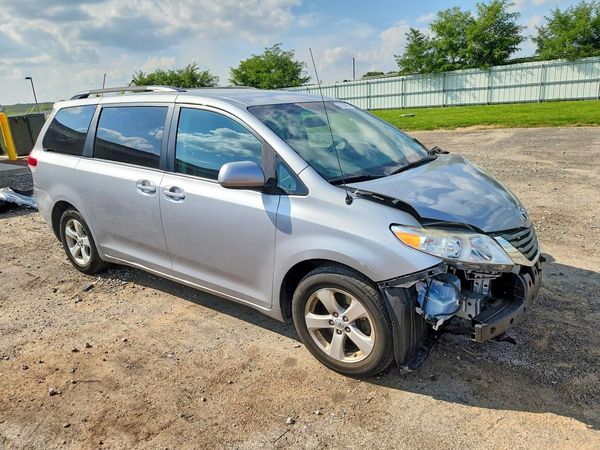 2014 TOYOTA SIENNA