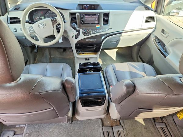2014 TOYOTA SIENNA