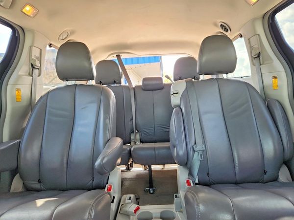 2014 TOYOTA SIENNA