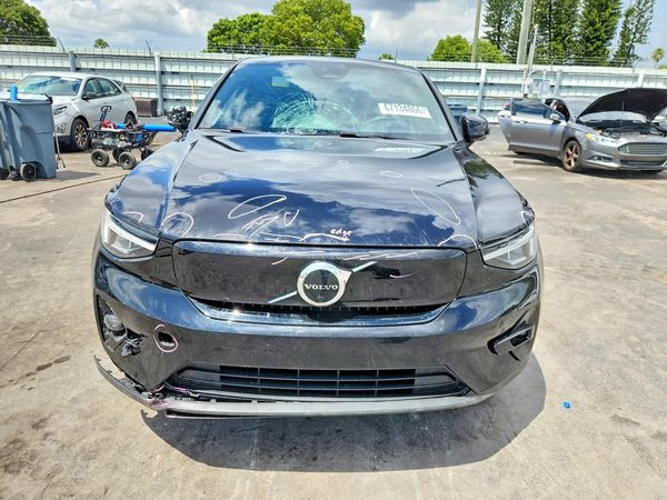 2023 VOLVO C40