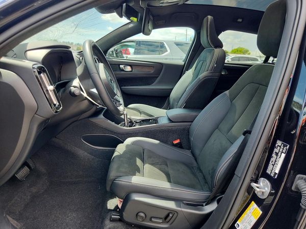 2023 VOLVO C40