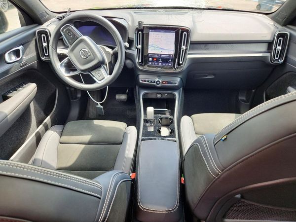 2023 VOLVO C40