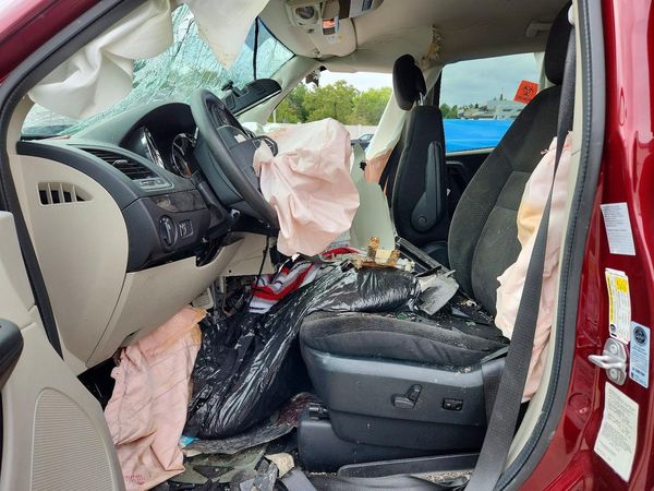 2018 DODGE CARAVAN SE — DENT