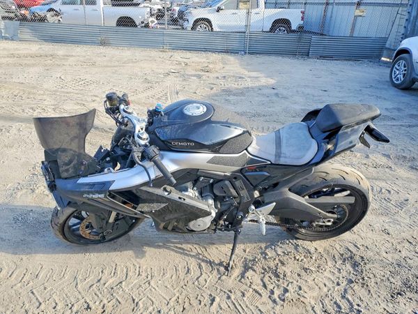 2025 CF MOTO 675SS