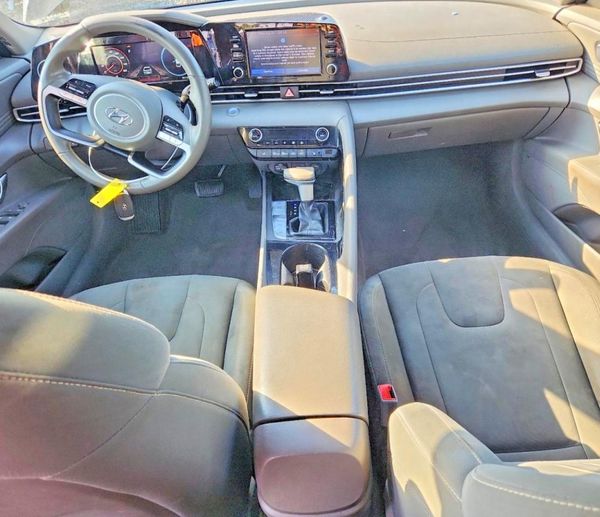2022 HYUNDAI ELANTRA SEL w/ Premium Pkg