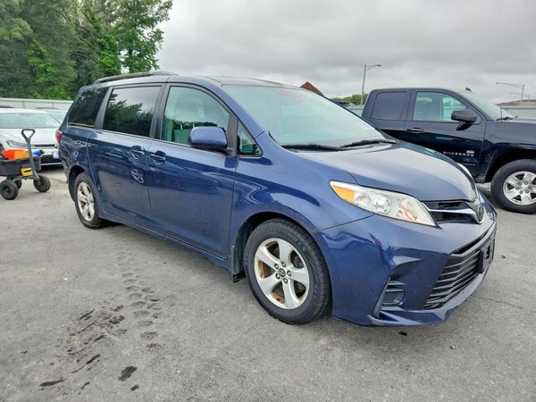 2018 TOYOTA SIENNA LE