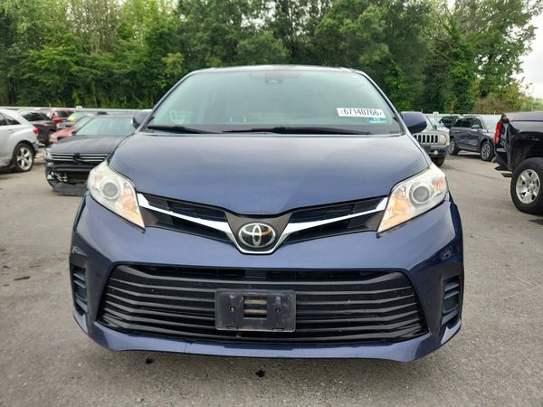 2018 TOYOTA SIENNA LE