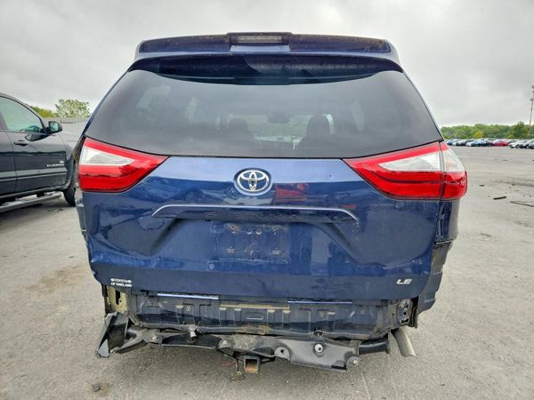 2018 TOYOTA SIENNA LE