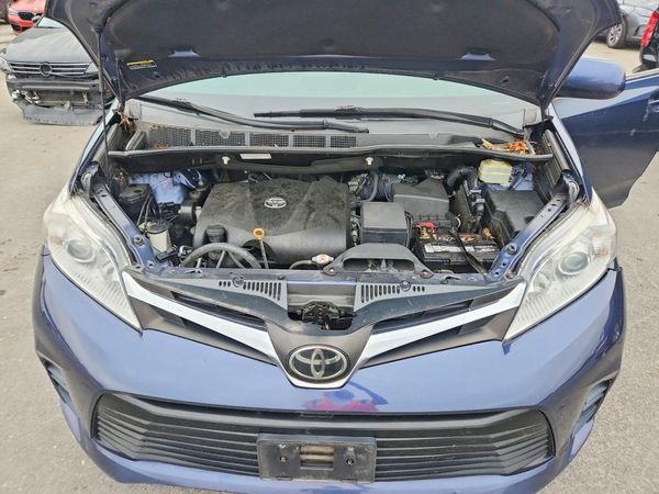 2018 TOYOTA SIENNA LE