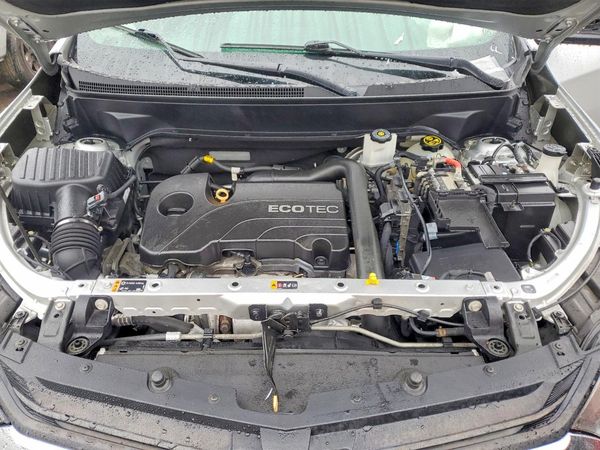 2020 CHEVROLET EQUINOX LT (1LT) — Engine bay