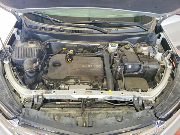 2022 CHEVROLET EQUINOX LT (1LT) — Engine bay