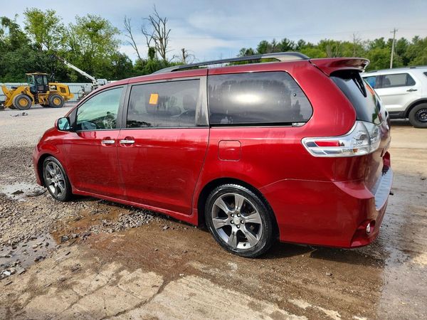2016 TOYOTA SIENNA