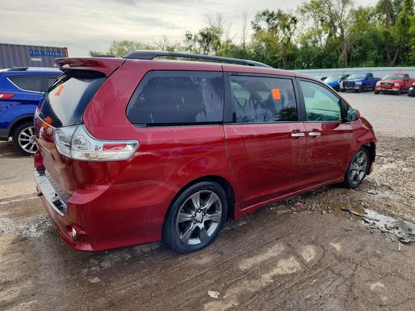 2016 TOYOTA SIENNA