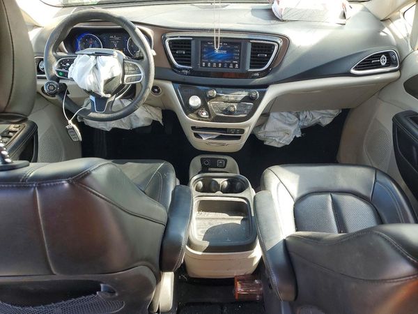 2020 CHRYSLER VOYAGER