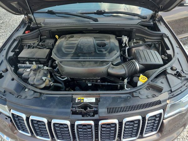 2020 JEEP GRAND CHEROKEE Limited — Engine bay