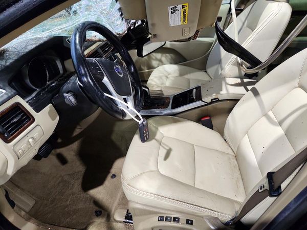 2015 VOLVO XC70 Premier+ (non R design)