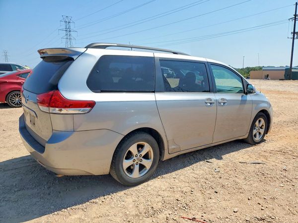 2013 TOYOTA SIENNA