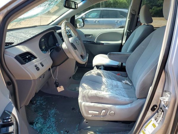 2013 TOYOTA SIENNA