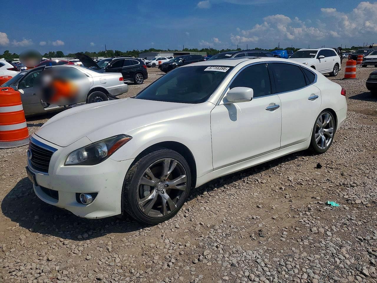 2013 INFINITI M56 — Front 3/4