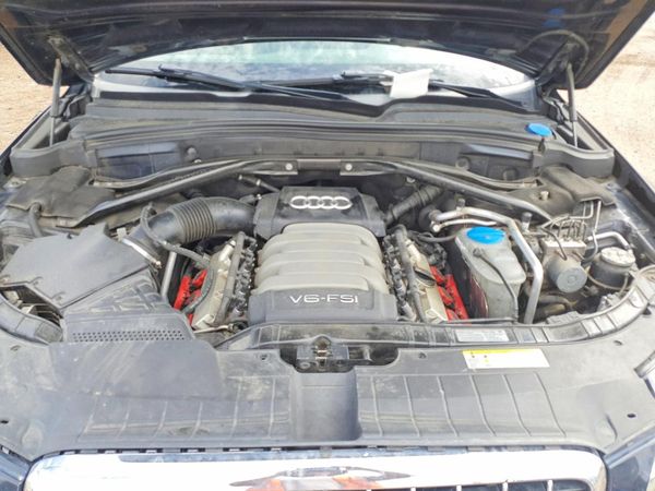 2012 AUDI Q5 Premium Plus — Engine bay