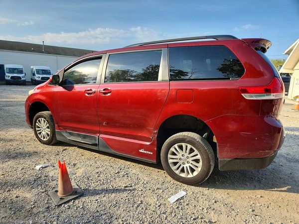 2014 TOYOTA SIENNA