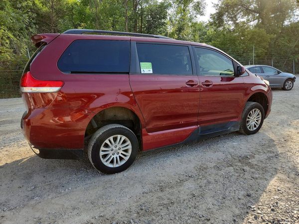 2014 TOYOTA SIENNA