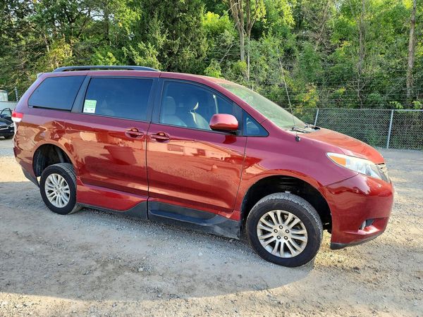 2014 TOYOTA SIENNA