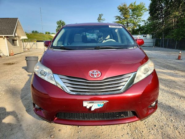 2014 TOYOTA SIENNA