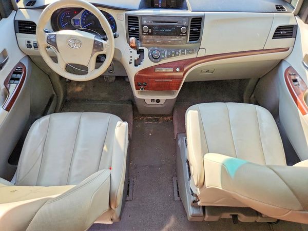 2014 TOYOTA SIENNA