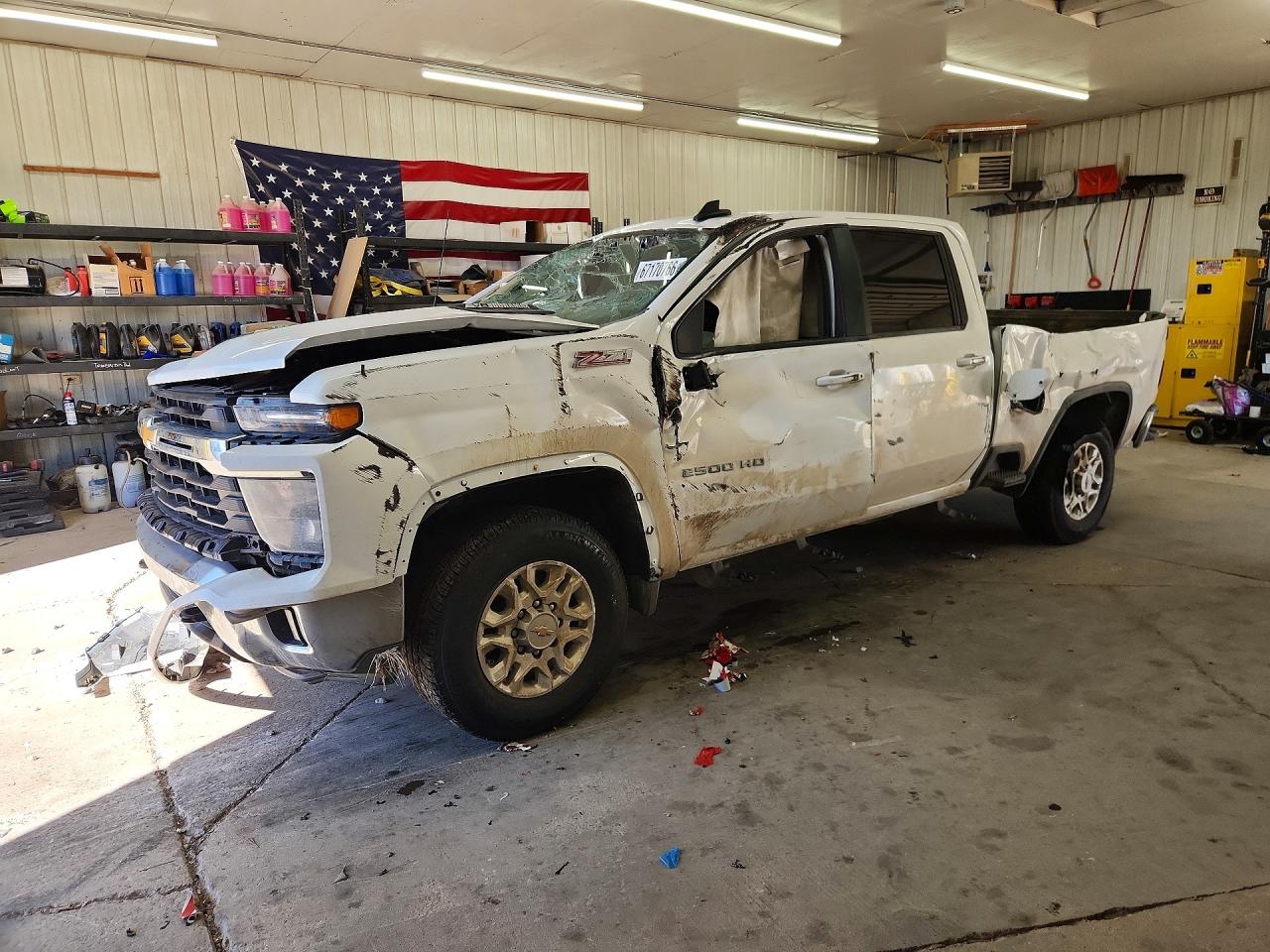2026 CHEVROLET SILVERADO LT — Front 3/4