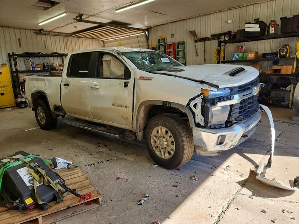 2026 CHEVROLET SILVERADO LT — Passenger 3/4