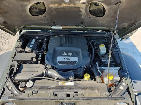 2015 JEEP WRANGLER UNLIMITED Rubicon — Engine bay