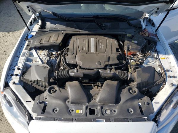 2015 JAGUAR XJ — Engine bay