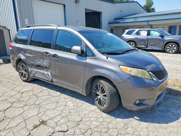 2012 TOYOTA SIENNA