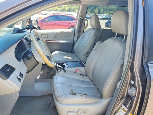 2012 TOYOTA SIENNA