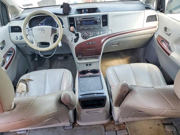 2012 TOYOTA SIENNA