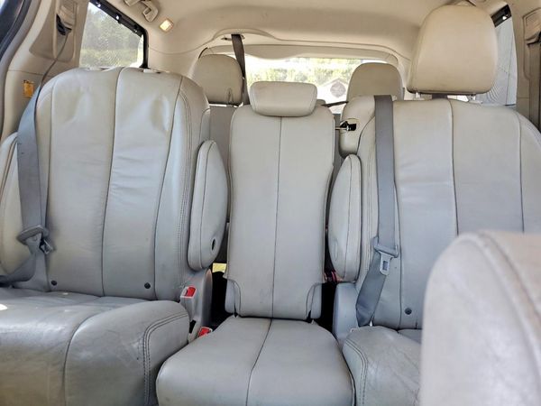 2012 TOYOTA SIENNA