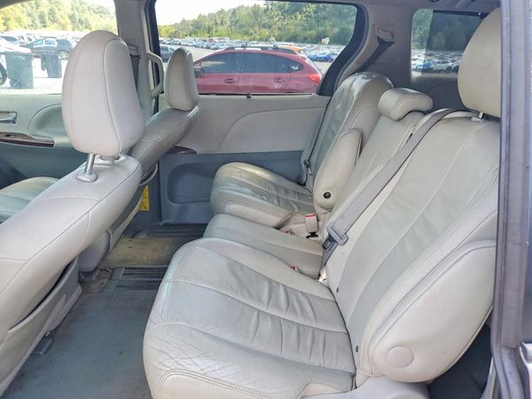 2012 TOYOTA SIENNA