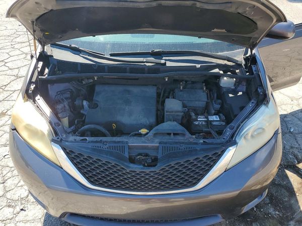 2012 TOYOTA SIENNA
