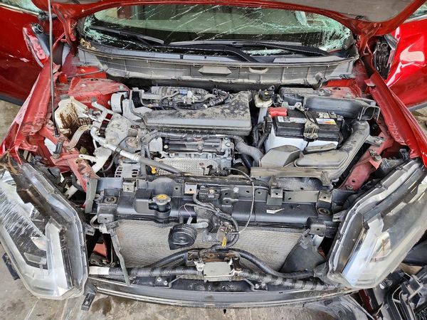 2019 NISSAN ROGUE — Engine bay