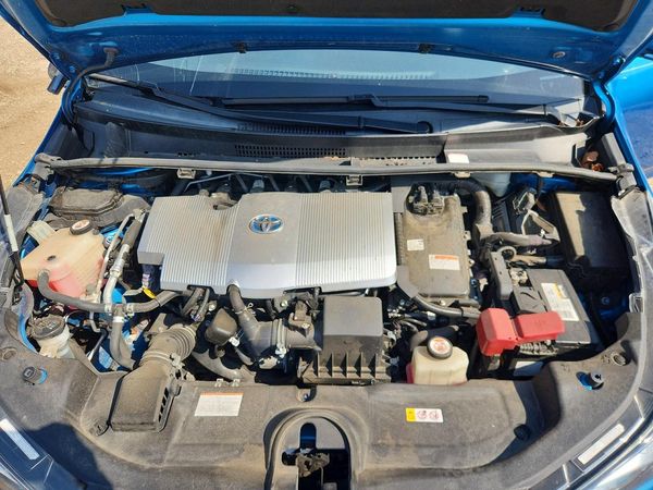 2020 TOYOTA PRIUS — Engine bay