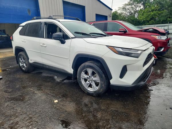 2025 TOYOTA RAV4 LE — Passenger 3/4