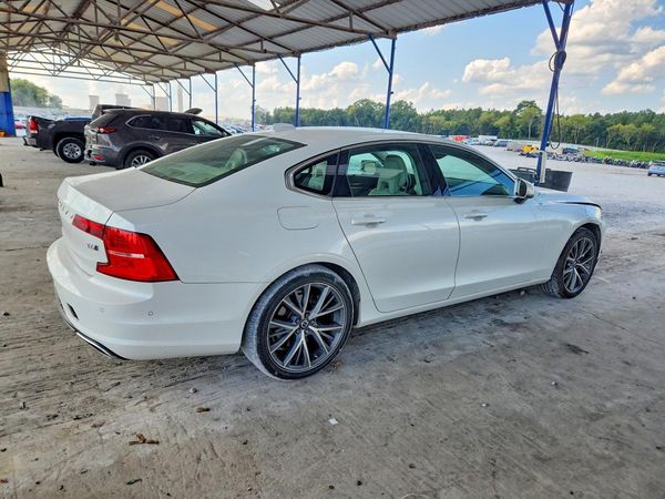 2017 VOLVO S90 Momentum