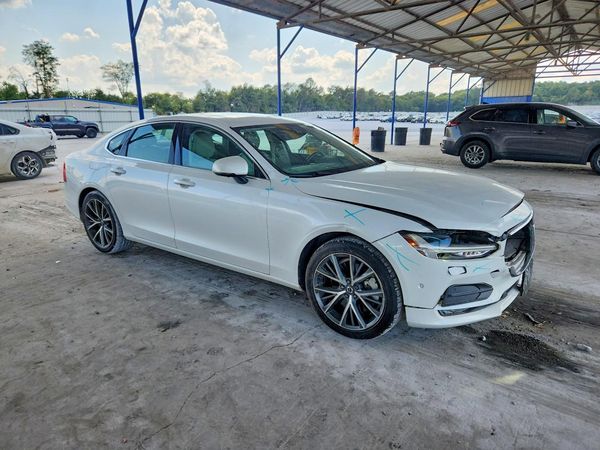 2017 VOLVO S90 Momentum
